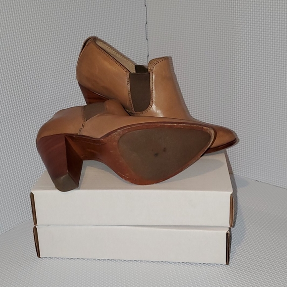 The Frye Company Taupe shootie sz 8 no box - Picture 3 of 4